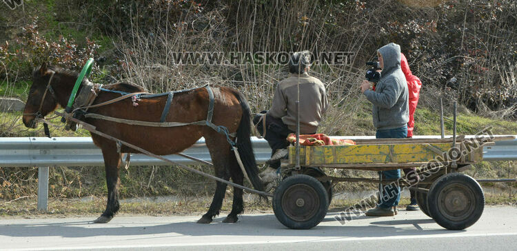 Глобиха водач на димящ автомобил и каруцар в нарушение край Хасково