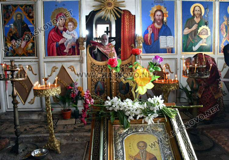 Литургия и освещаване на меда на Свети Харалампий
