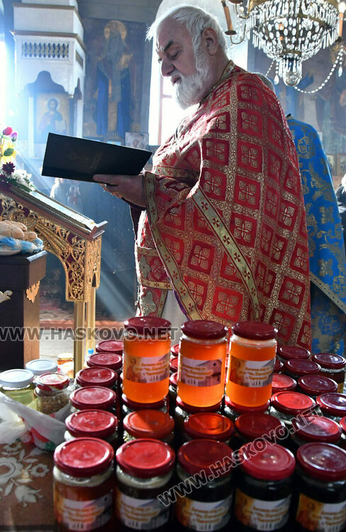 Литургия и освещаване на меда на Свети Харалампий