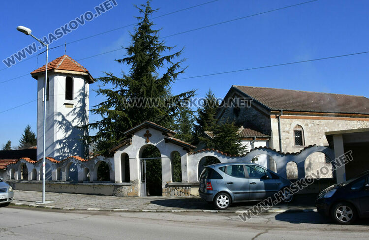 Литургия и освещаване на меда на Свети Харалампий