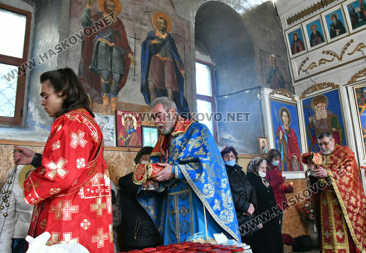 Литургия и освещаване на меда на Свети Харалампий