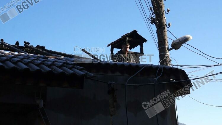 Горя къща в Тиболска махала, огъня изпепели покрива / обновена- галерия/
