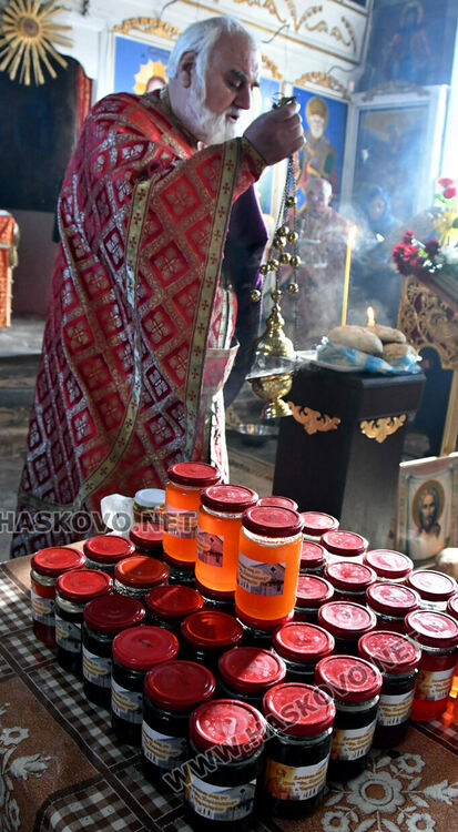 Литургия и освещаване на меда на Свети Харалампий