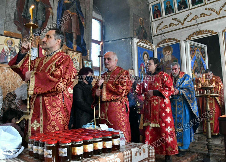 Литургия и освещаване на меда на Свети Харалампий