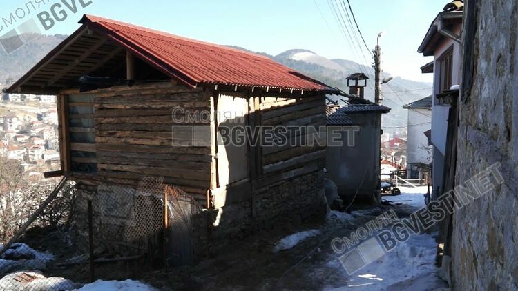 Горя къща в Тиболска махала, огъня изпепели покрива / обновена- галерия/