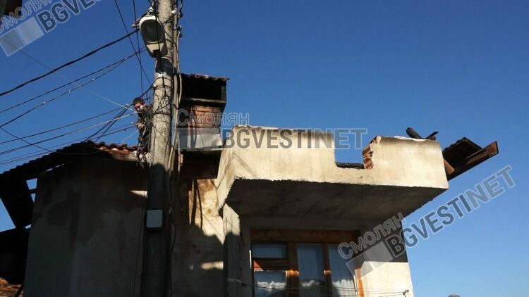 Горя къща в Тиболска махала, огъня изпепели покрива / обновена- галерия/