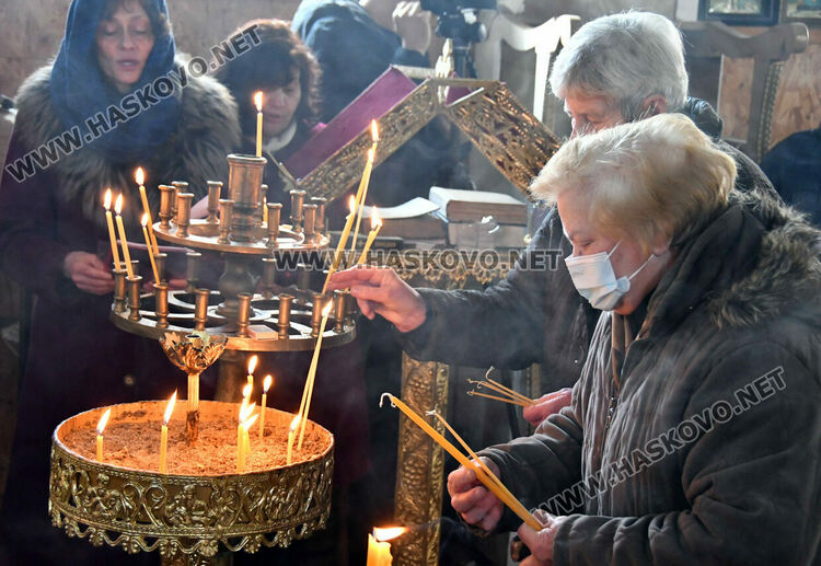 Литургия и освещаване на меда на Свети Харалампий