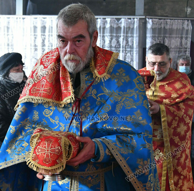 Литургия и освещаване на меда на Свети Харалампий