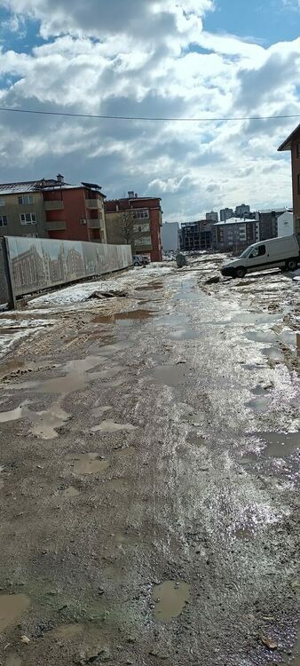 Обречените да газят кал новодомци във „Възрожденци” сипят жалби в общината, тя прави по уличка за година