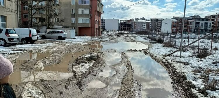 Обречените да газят кал новодомци във „Възрожденци” сипят жалби в общината, тя прави по уличка за година