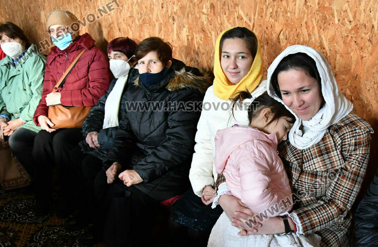 Литургия и освещаване на меда на Свети Харалампий