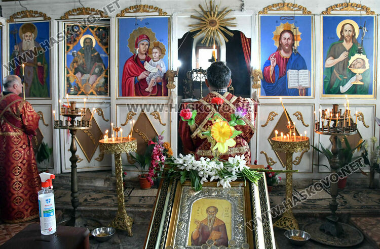 Литургия и освещаване на меда на Свети Харалампий