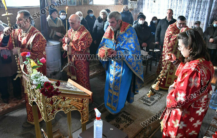 Литургия и освещаване на меда на Свети Харалампий