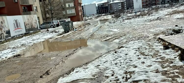 Обречените да газят кал новодомци във „Възрожденци” сипят жалби в общината, тя прави по уличка за година