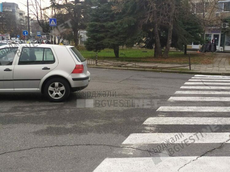 Месеци съборен предпазен парапет чака да бъде възстановен