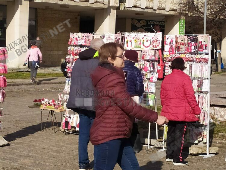 В Кърджали мартениците местно производство изместват китайския внос
