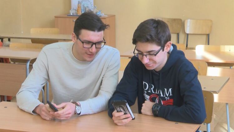 Ученици разработиха приложение, което измерва нивото на стреса