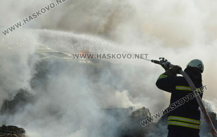 Пожар край с.Конуш в кравефермата на д-р Мустафов