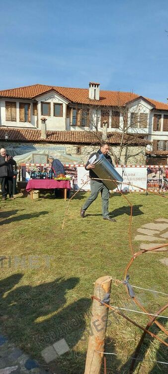 Кърджалиецът Тони Кънчев с поощрителна награда от Трифониадата в Златоград, наградата на публиката бе печено прасенце
