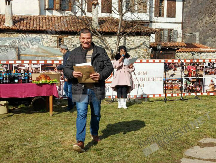 Кърджалиецът Тони Кънчев с поощрителна награда от Трифониадата в Златоград, наградата на публиката бе печено прасенце