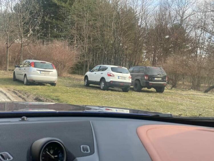 Кърджали се сдоби със „Зелена зона”, автомобили нагазиха полянките на парк „Простор”/снимки/