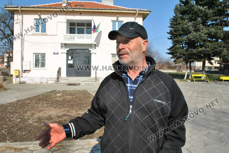 Стопанинът на убитото куче: Съседът го намушка с вила заради една кокошка скапана, мръсна