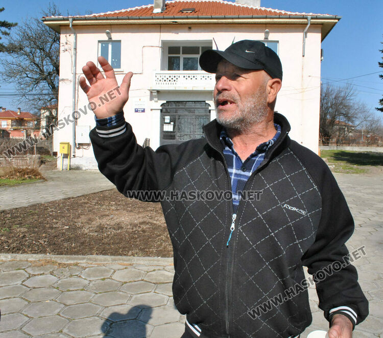 Стопанинът на убитото куче: Съседът го намушка с вила заради една кокошка скапана, мръсна