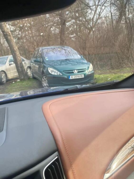 Кърджали се сдоби със „Зелена зона”, автомобили нагазиха полянките на парк „Простор”/снимки/