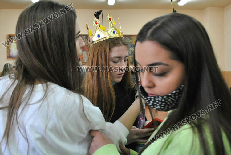 Мелек и Елиас са принцът и принцесата на фашинга в Езиковата гимназия