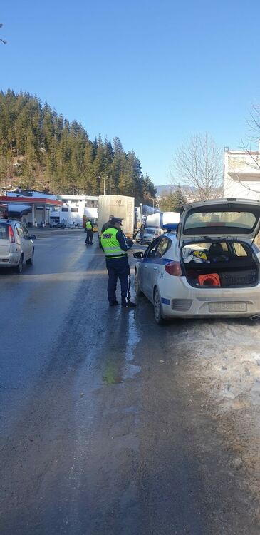 За седмица провериха 309 товарни автомобила и 50 автобуса по пътищата в областта