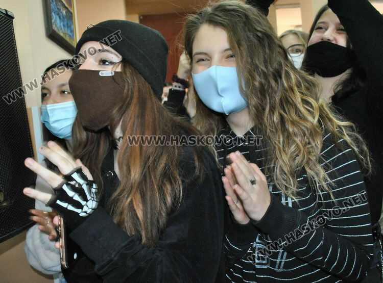 Мелек и Елиас са принцът и принцесата на фашинга в Езиковата гимназия