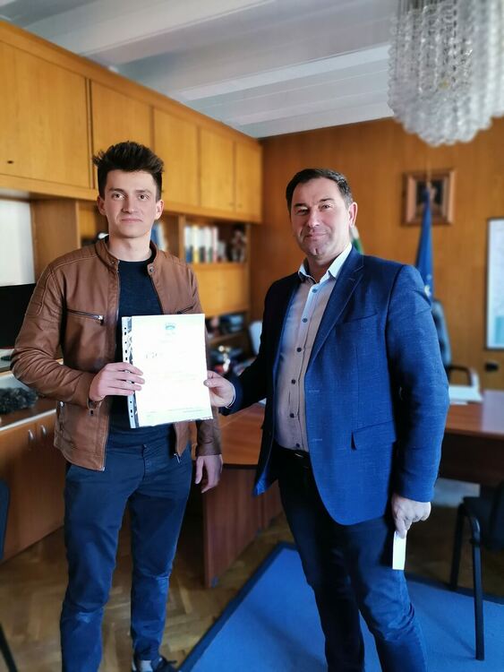 18- годишният Енес от Мадан намери и върна пари, кметът го награди