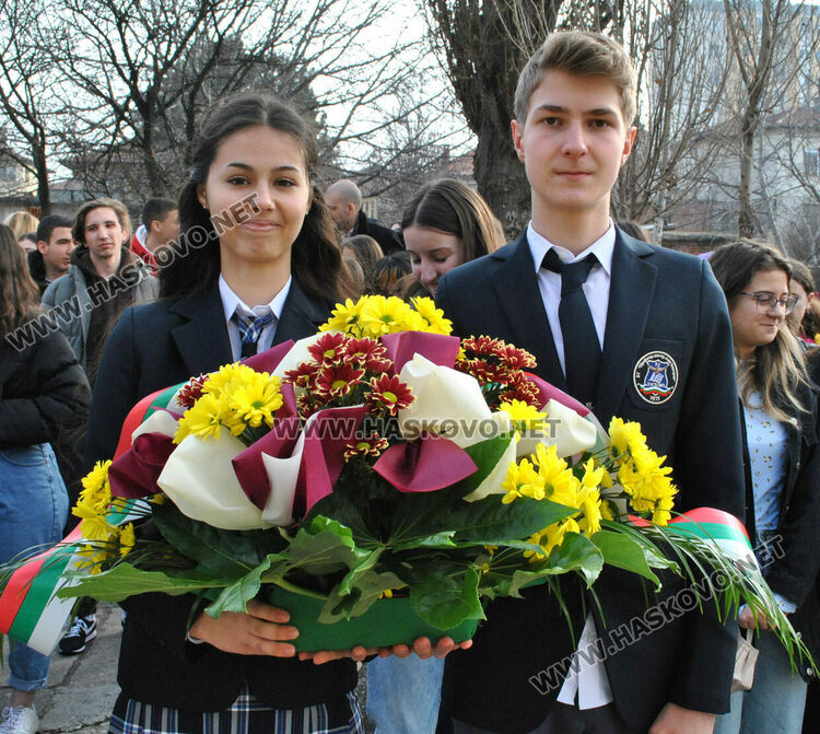 Габриела Данева от Езиковата с награда Ученик на годината
