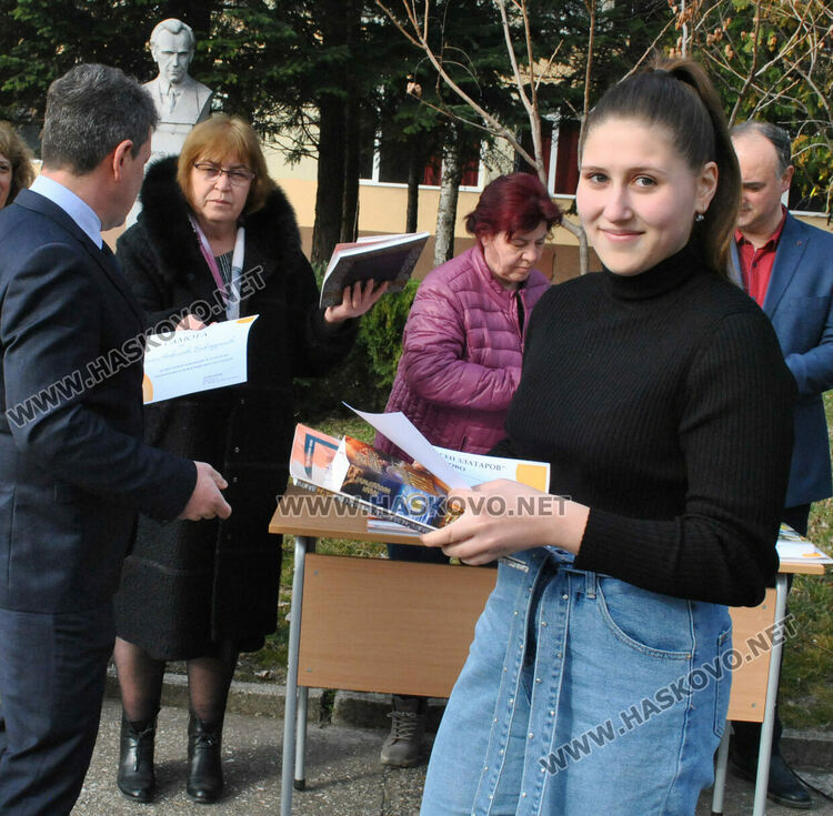 Габриела Данева от Езиковата с награда Ученик на годината