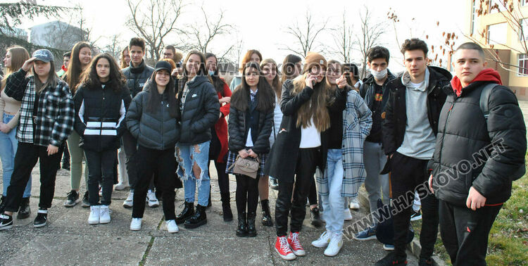 Габриела Данева от Езиковата с награда Ученик на годината