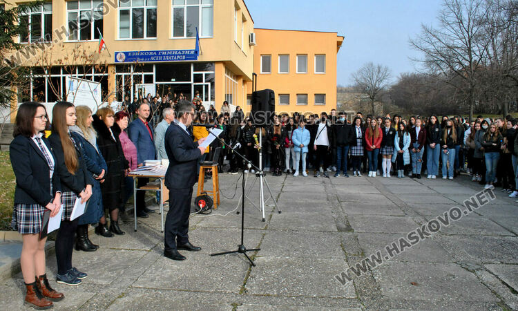 Габриела Данева от Езиковата с награда Ученик на годината