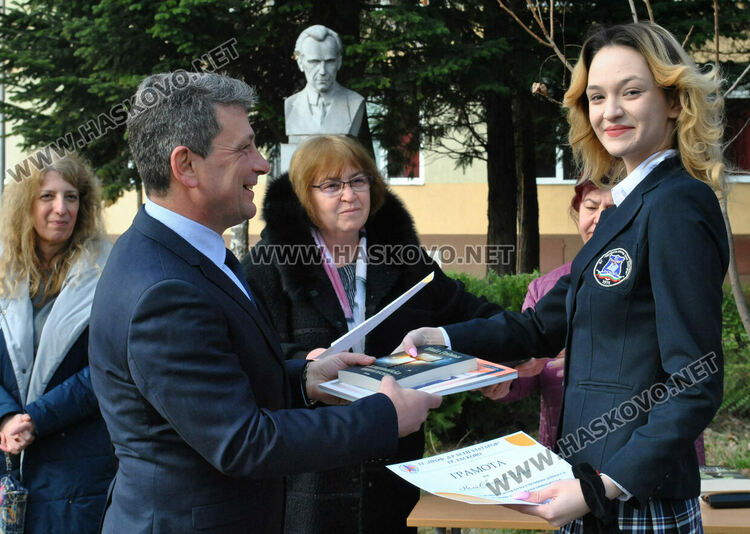 Габриела Данева от Езиковата с награда Ученик на годината