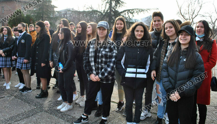 Габриела Данева от Езиковата с награда Ученик на годината