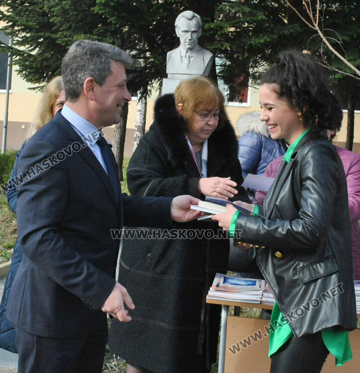 Габриела Данева от Езиковата с награда Ученик на годината