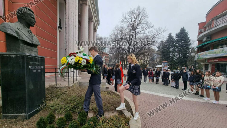 Габриела Данева от Езиковата с награда Ученик на годината