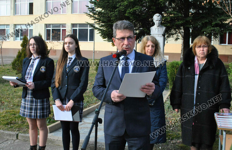 Габриела Данева от Езиковата с награда Ученик на годината