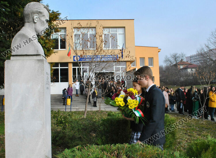 Габриела Данева от Езиковата с награда Ученик на годината