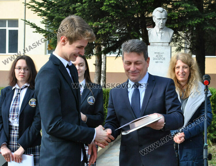 Габриела Данева от Езиковата с награда Ученик на годината