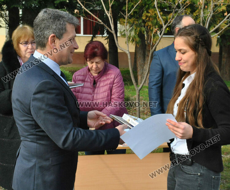 Габриела Данева от Езиковата с награда Ученик на годината