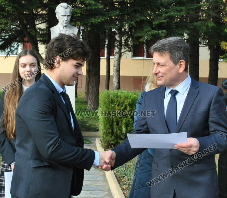 Габриела Данева от Езиковата с награда Ученик на годината