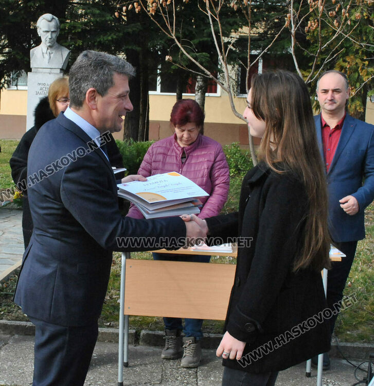 Габриела Данева от Езиковата с награда Ученик на годината