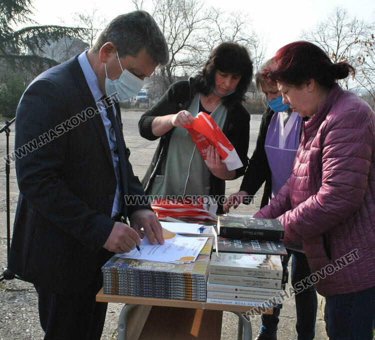 Габриела Данева от Езиковата с награда Ученик на годината