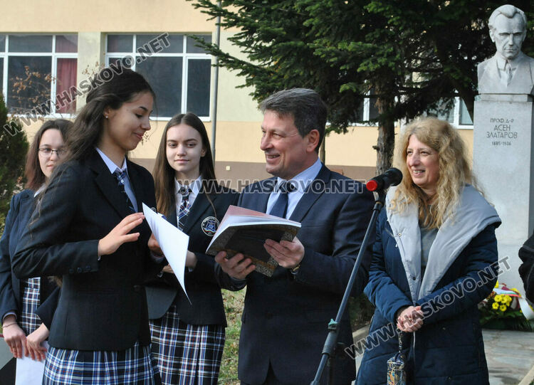 Габриела Данева от Езиковата с награда Ученик на годината