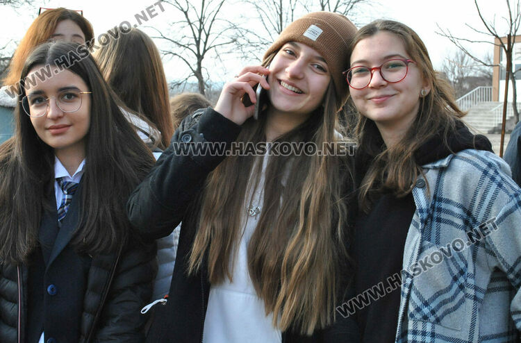 Габриела Данева от Езиковата с награда Ученик на годината