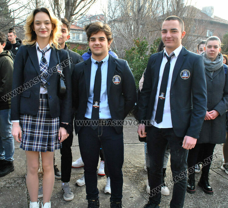 Габриела Данева от Езиковата с награда Ученик на годината